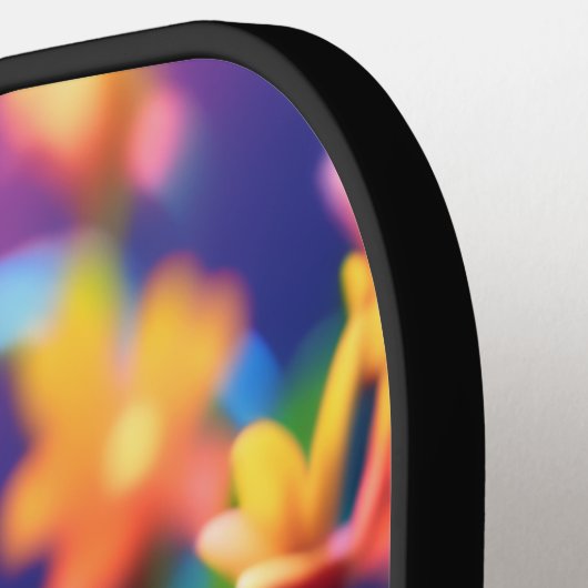 Cobra slang met levendige turquoise roze en geel pickleball paddle (Links Detail)