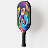 Cobra slang met levendige turquoise roze en geel pickleball paddle (Links)