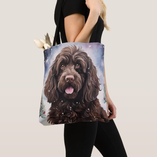 Cockapoo Chocolade Hond in een Winter Scene Tote Bag (Dichtbij)