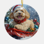 Cockapoo Dog in Sledge Laat het Sneeuw Kerstmis Keramisch Ornament (Voorkant)