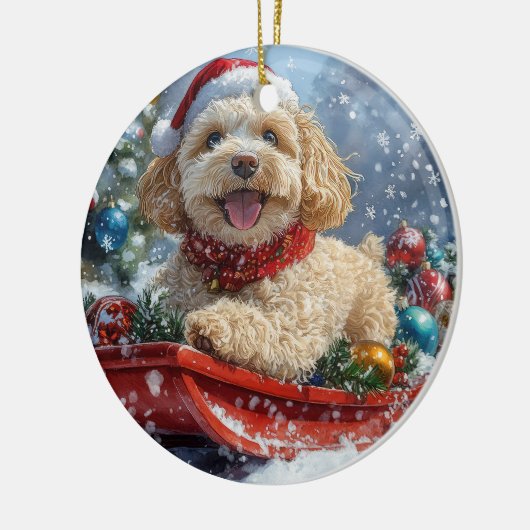 Cockapoo Dog in Sledge Laat het Sneeuw Kerstmis Keramisch Ornament (Links)