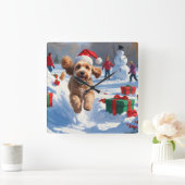 Cockapoo hardlopen in de sneeuw met kerst Pet Vierkante Klok (Huis)