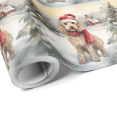 Cockapoo-hond in de sneeuw met Kerstmis Cadeaupapier (Rol Hoek)
