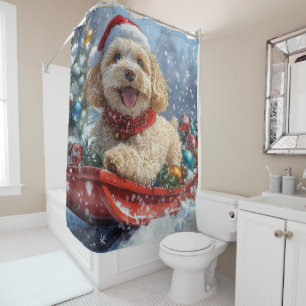 Cockapoo-hond in slee laat het sneeuwen Kerstmis Douchegordijn