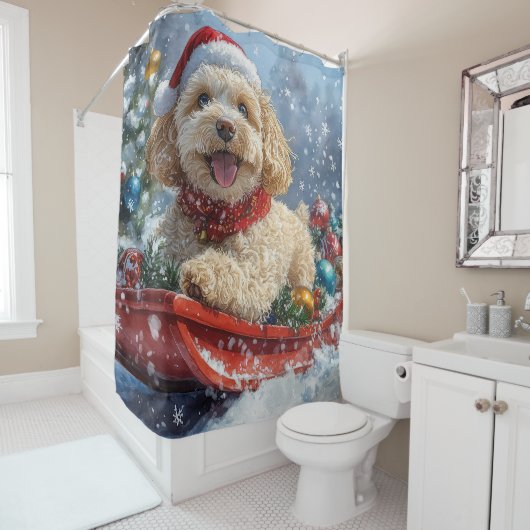 Cockapoo-hond in slee laat het sneeuwen Kerstmis Douchegordijn (In situ)