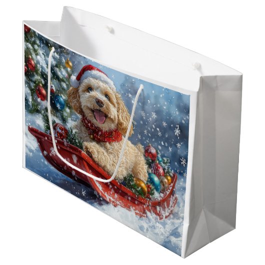 Cockapoo-hond in slee Laat het sneeuwen Kerstmis Groot Cadeauzakje (Voorkant Gekanteld)