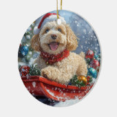 Cockapoo-hond in slee laat het sneeuwen Kerstmis Keramisch Ornament (Links)