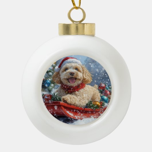 Cockapoo-hond in slee Laat het sneeuwen Kerstmis Keramische Bal Ornament (Voorkant)