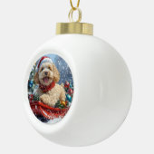 Cockapoo-hond in slee Laat het sneeuwen Kerstmis Keramische Bal Ornament (Rechts)