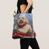 Cockapoo-hond in slee Laat het sneeuwen Kerstmis Tote Bag (Dichtbij)