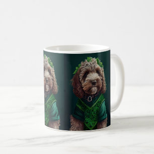 Cockapoo-hond in St. Patrick's Day-jurk Koffiemok