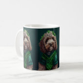 Cockapoo-hond in St. Patrick's Day-jurk Koffiemok (Voorkant links)