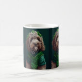 Cockapoo-hond in St. Patrick's Day-jurk Koffiemok (Center)