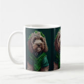 Cockapoo-hond in St. Patrick's Day-jurk Koffiemok (Links)