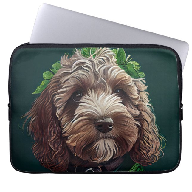 Cockapoo-hond in St. Patrick's Day-jurk Laptop Sleeve (Voorkant)