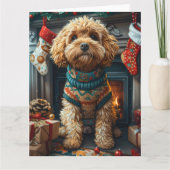 Cockapoo-hond met kerstcadeaus bij de open haard kaart (Voorkant)