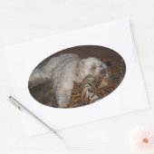 Cockapoo hond ontspannen op zijn tijger gestreept ovale sticker (Envelop)