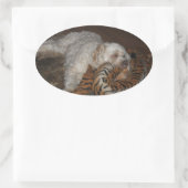 Cockapoo hond ontspannen op zijn tijger gestreept ovale sticker (Tas)