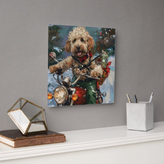 Cockapoo-hond rijdt op motorfiets met Kerstmis Vierkante Klok