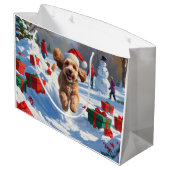 Cockapoo Rent in de Sneeuw met Kerstmuts Groot Cadeauzakje (Achterkant Gekanteld)