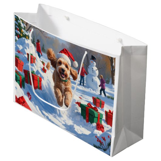 Cockapoo Rent in de Sneeuw met Kerstmuts Groot Cadeauzakje (Voorkant Gekanteld)