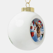 Cockapoo Rent in de Sneeuw met Kerstmuts Keramische Bal Ornament (Links)