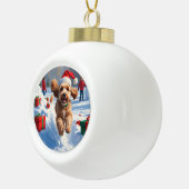 Cockapoo Rent in de Sneeuw met Kerstmuts Keramische Bal Ornament (Rechts)