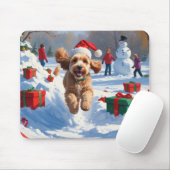 Cockapoo Rent in de Sneeuw met Kerstmuts Muismat (Met muis)