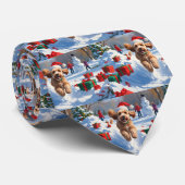 Cockapoo Rent in de Sneeuw met Kerstmuts Stropdas (Opgerold)