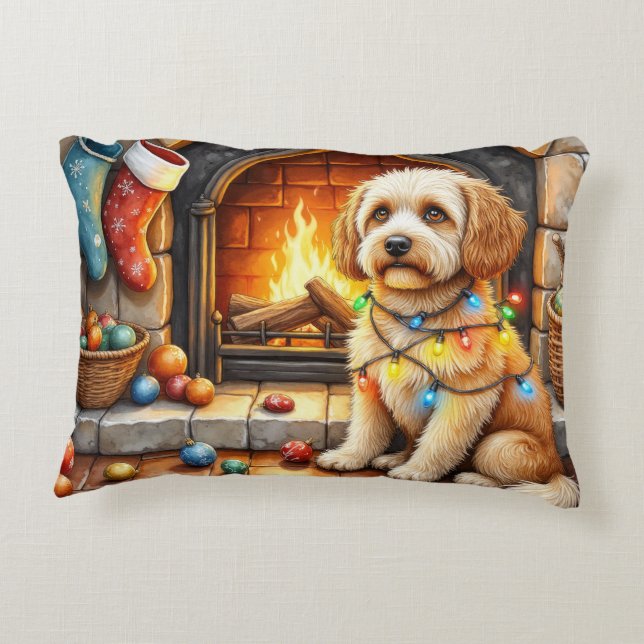Cockapoo Sitting by Fireplace with Christmas Light Accent Kussen (Achterkant)