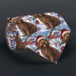 Cockapoo Winter Wonderland Christmas Joy Stropdas<br><div class="desc">Dit feestelijke ontwerp vangt de vrolijke sfeer van het vakantieseizoen, met een schattige pup die een kerstmuts draagt. De hond is genesteld in een winterwonderland, compleet met een sneeuwpop, een versierde kerstboom en prachtig ingepakte cadeaus. Sneeuwvlokken herfsten zachtjes en voegen een magische toets toe aan het tafereel, terwijl de levendige...</div>