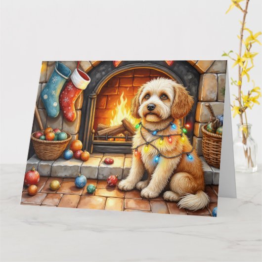 Cockapoo zit bij de open haard met kerstlicht kaart (Gele Bloem)