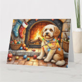 Cockapoo zit bij de open haard met kerstlicht kaart (Voorkant)