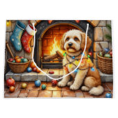 Cockapoo zit bij open haard met kerstlicht groot cadeauzakje (Voorkant)