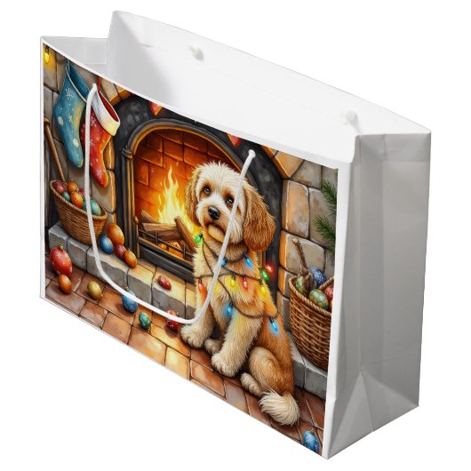 Cockapoo zit bij open haard met kerstlicht groot cadeauzakje (Voorkant Gekanteld)