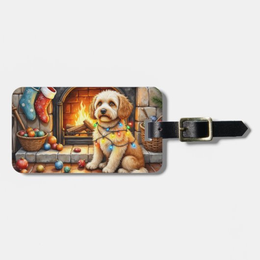 Cockapoo zittend bij open haard met kerstlicht bagagelabel (Voorkant horizontaal)
