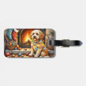 Cockapoo zittend bij open haard met kerstlicht bagagelabel (Achterkant horizontaal)