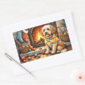 Cockapoo zittend bij open haard met kerstlicht rechthoekige sticker (Envelop)
