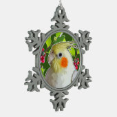 Cockatiel met groene holleien en rode bessen tin sneeuwvlok ornament (Links)