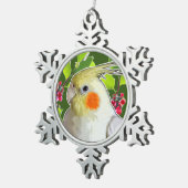 Cockatiel met groene holleien en rode bessen tin sneeuwvlok ornament (Rechts)