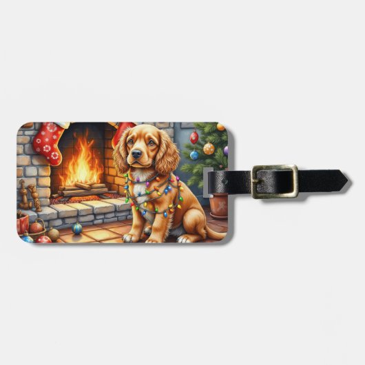 Cocker Spaniel bij de open haard met kerstverlicht Bagagelabel (Voorkant horizontaal)
