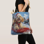 Cocker Spaniel-hond in slee laat het sneeuwen Kers Tote Bag (Dichtbij)
