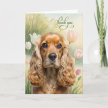 Cocker Spaniel-hond in tulpen tuin