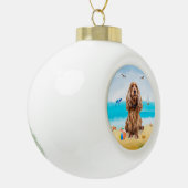cocker spaniel hond op strand keramische bal ornament (Links)