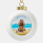 cocker spaniel hond op strand keramische bal ornament (Voorkant)