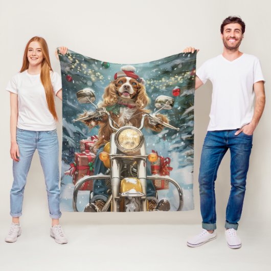 Cocker Spaniel hond rijdt op motorfiets met Kerstm Fleece Deken (In situ)