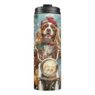 Cocker Spaniel hond rijdt op motorfiets met Kerstm Thermosbeker