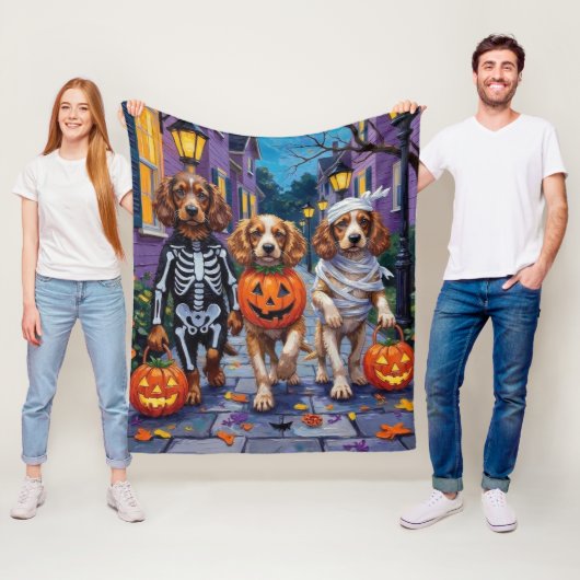 Cocker Spaniel Honden Trick-or-Treating op Hallowe Fleece Deken (In situ)