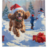 Cocker Spaniel loopt in de sneeuw met kerst Pet Douchegordijn (Voorkant)