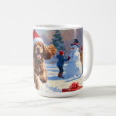 Cocker Spaniel loopt in de sneeuw met kerst Pet Koffiemok (Voorkant rechts)